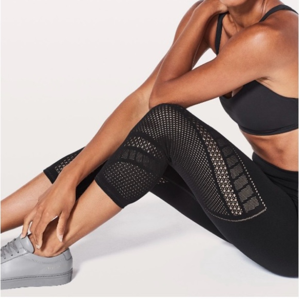 Lululemon Reveal Crop Interconnect 18 Inch Size 2